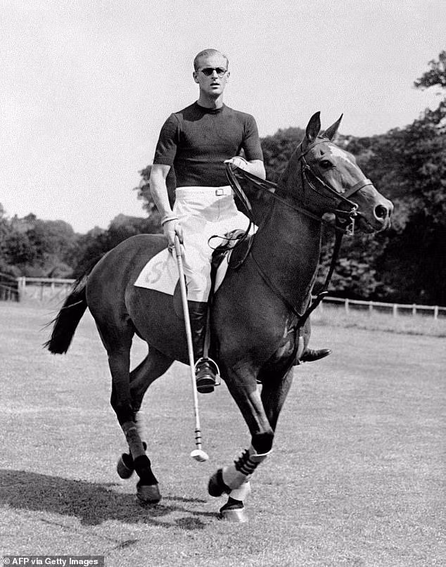 Hoàng thân Philip chơi polo vào năm 1950.