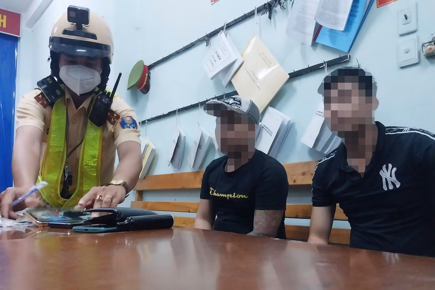 Quá trình kiểm tra lực lượng trinh sát nghi ngờ hai nam thanh niên có dấu hiệu sử dụng chất ma túy nên đã yêu cầu về trụ sở Công an phường Phú Thọ Hòa để kiểm tra ma túy.