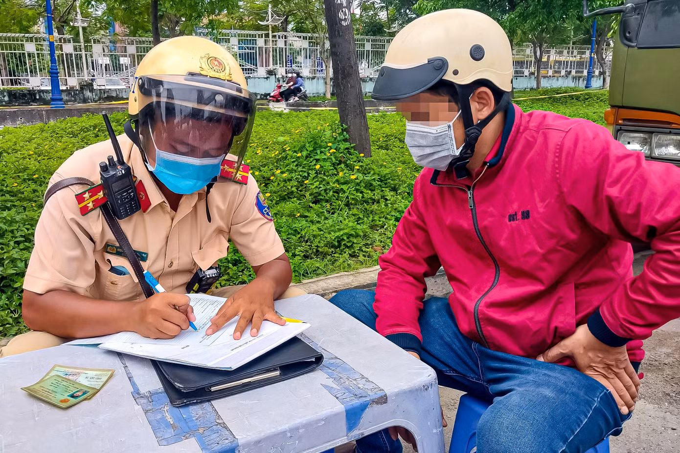 Kế đó, tổ công tác tiếp tục phát hiện phương tiện do anh Đ.N.T (quê Bình Định) điều khiển chạy quá tốc độ cho phép nên tiến hành dừng phương tiện và lập biên bản xử phạt hành chính.