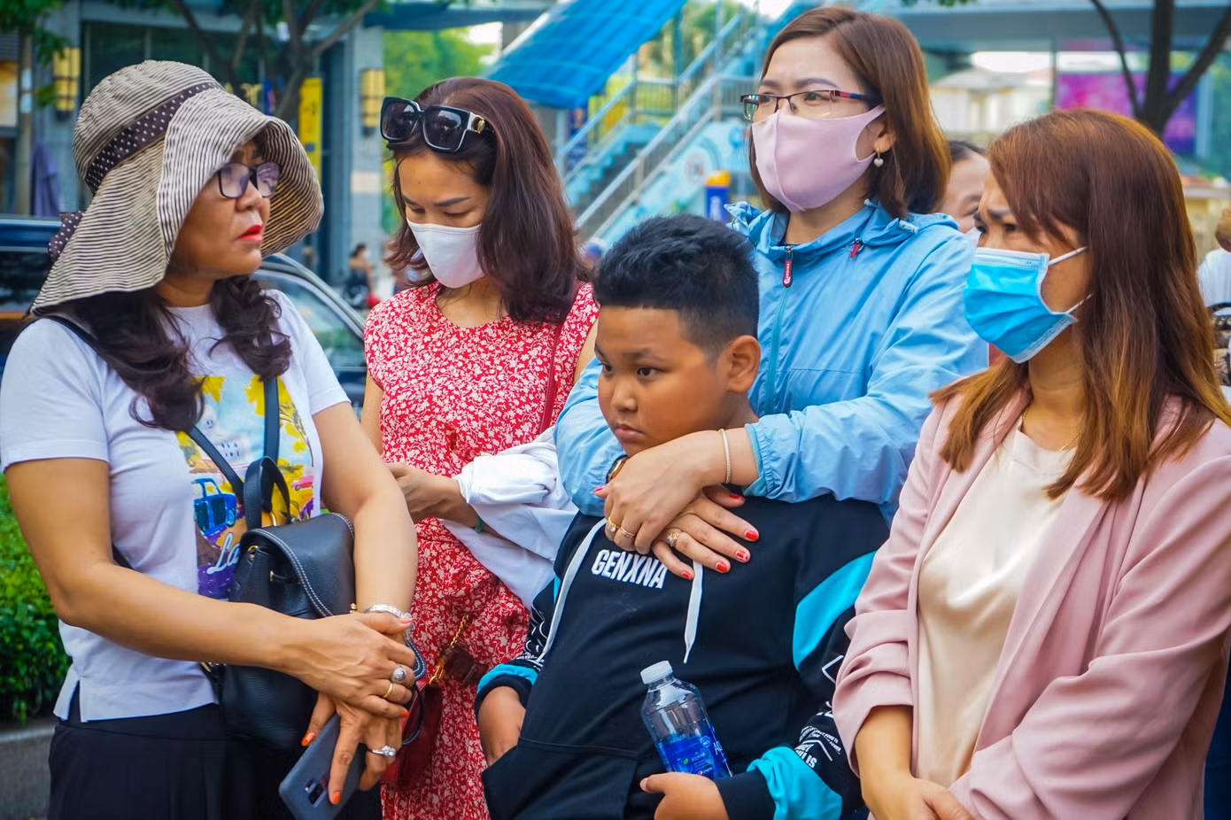 Sau khi giám thị thông báo “bắt đầu tính giờ làm bài”, bên ngoài cổng trường rất đông phụ huynh tìm chỗ ăn sáng ngồi chờ thí sinh với vẻ mặt lo lắng.