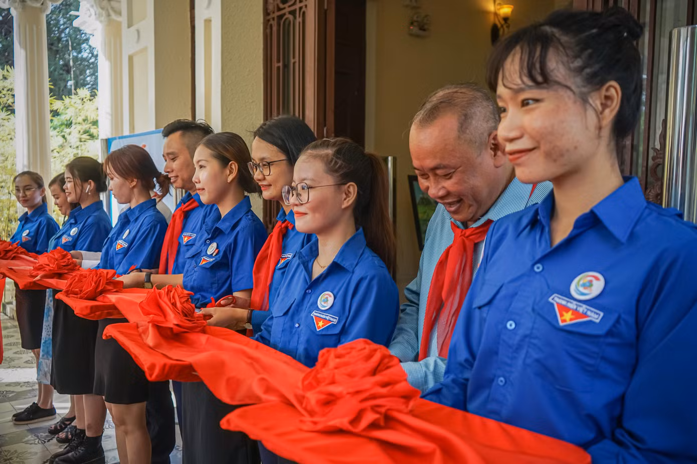 Lễ cắt băng khai mạc triển lãm tranh với chủ đề “Thiếu nhi Việt Nam lớn lên cùng đất nước” tại Phòng Truyền thống Đội Thiếu niên Tiền phong Hồ Chí Minh của Nhà Thiếu nhi TPHCM là hoạt động được nhiều phụ trách Đội và phụ huynh đánh giá là một trong những hoạt động bồi dưỡng và phát triển năng khiếu cho thiếu nhi.