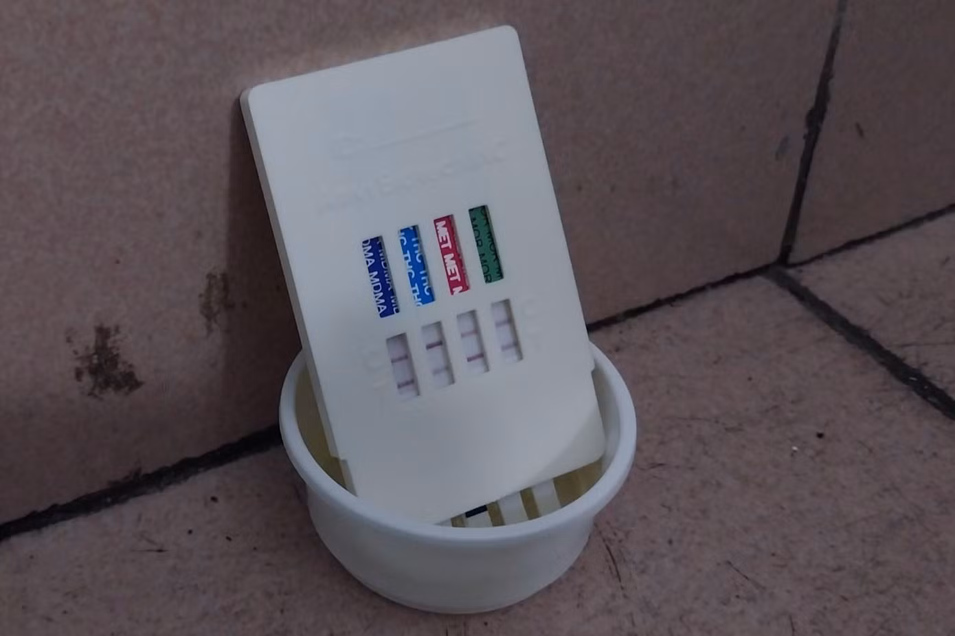 Qua kết quả hiển thị trên que test nhanh, cả hai nam thanh niên trên âm tính với các chất ma túy nên tổ công tác tiến hành lập biên bản và cho họ tiếp tục lưu thông. Sau đó tổ công tác tiếp tục lên đường tuần tra.