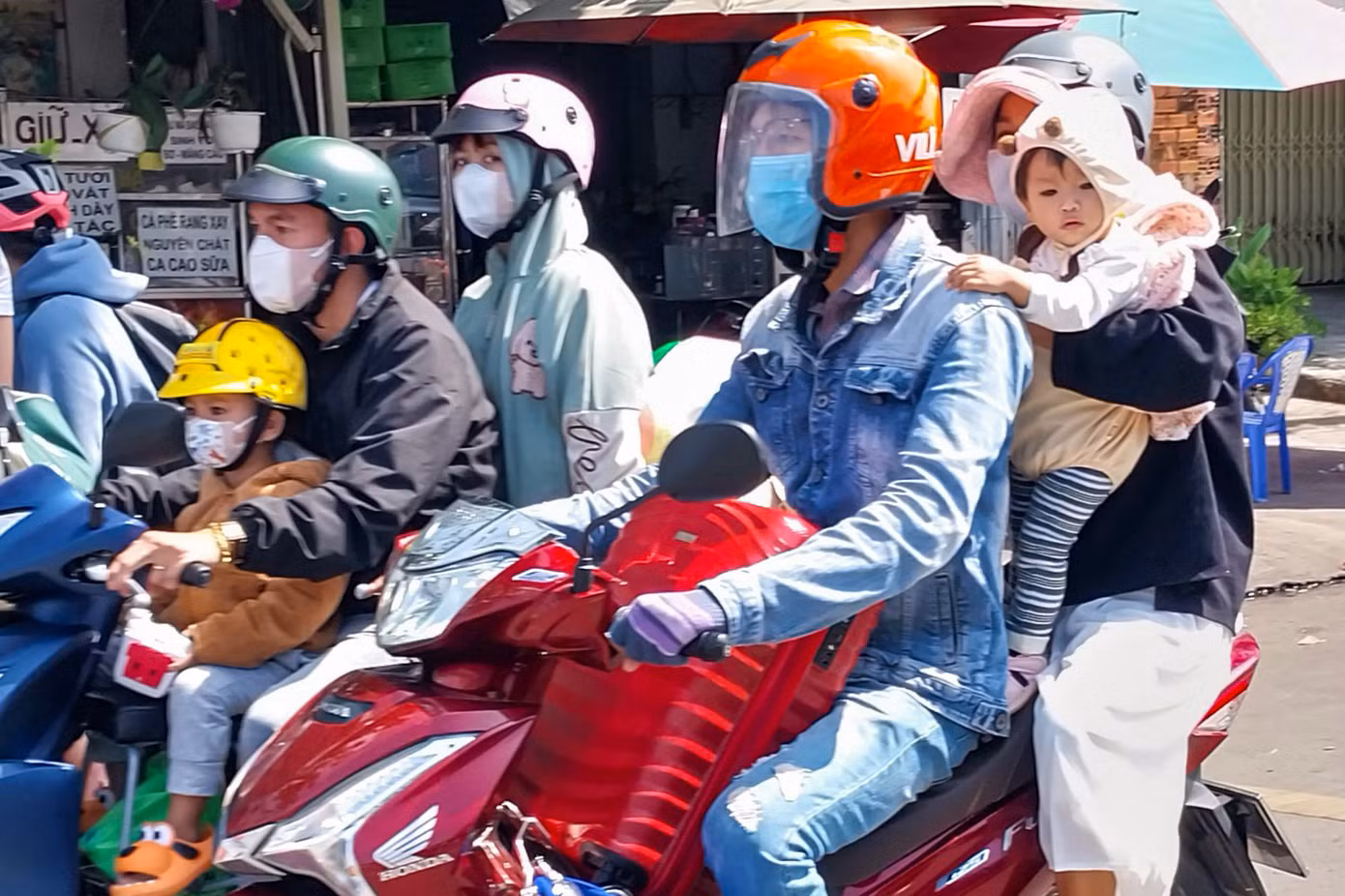 "Do trong Tết tôi có đăng ký xin làm thêm giờ vì công ty không đủ nhân viên. Qua Tết, tôi được giám đốc công ty cho phép nghỉ bù nên hôm nay mới tranh thủ rời thành phố về thăm quê", anh Lê Nhất Trung (tạm trú tại quận Bình Thạnh, TPHCM) cho biết.