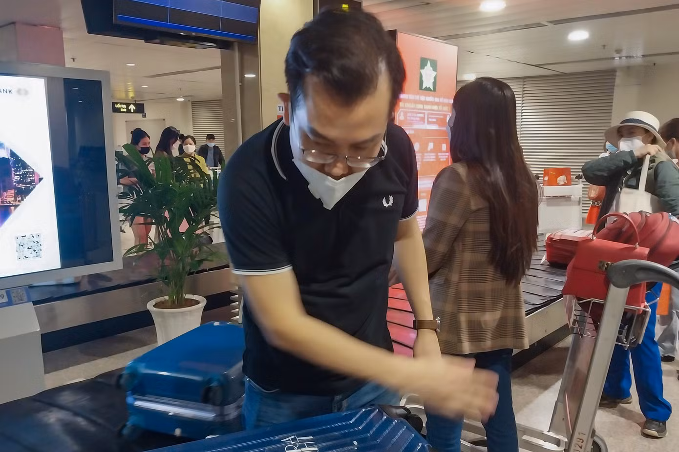 “Những lần trước, tôi và gia đình phải chờ rất lâu để lấy hành lý ký gửi. Sân bay rất đông người nhưng việc nhận lại hành lý diễn ra khá nhanh chóng, thuận lợi”, một nam hành khách chia sẻ.