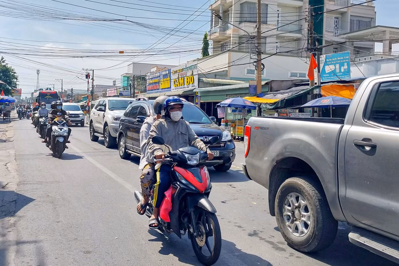 Ghi nhận vào lúc 10h30 tại bến phà Cát Lái phía huyện Nhơn Trạch (tỉnh Đồng Nai), các phương tiện chờ qua phà để về trung tâm TPHCM khá thưa thớt.