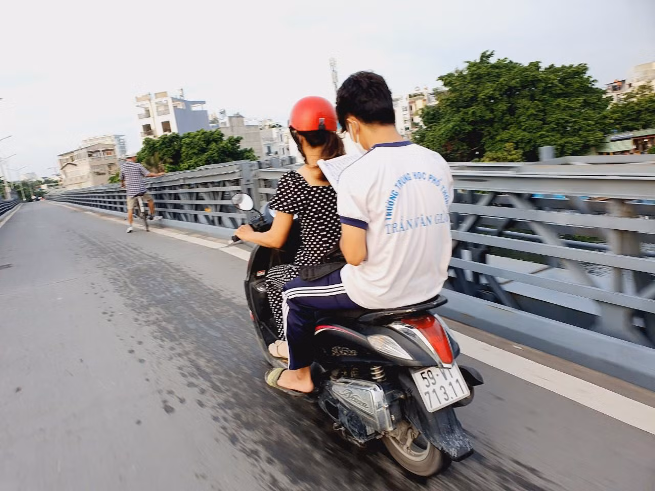 Trong lúc phụ huynh chở đến trường một số thí sinh tranh thủ cầm trên tay những cuốn đề cương ôn luyện trong suốt quãng đường di chuyển từ nhà đến điểm thi.