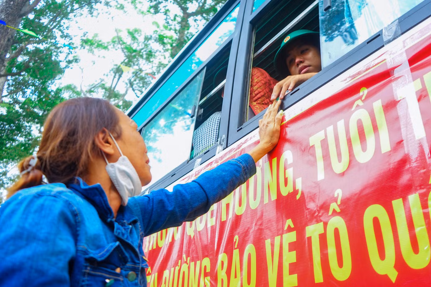 Giây phút chia tay người thân, đã có không ít tân binh và người thân nghẹn ngào trao cho nhau những cái nắm tay vội vàng. Giây phút chia tay người thân, đã có không ít tân binh và người thân nghẹn ngào trao cho nhau những cái nắm tay vội vàng.