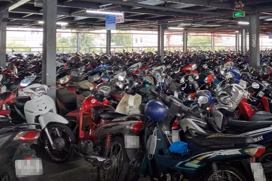 Các bãi giữ xe xung quanh khu vực phố đi bộ Nguyễn Huệ và gần khu công viên Văn hoá Đầm Sen đều kín chỗ từ rất sớm.