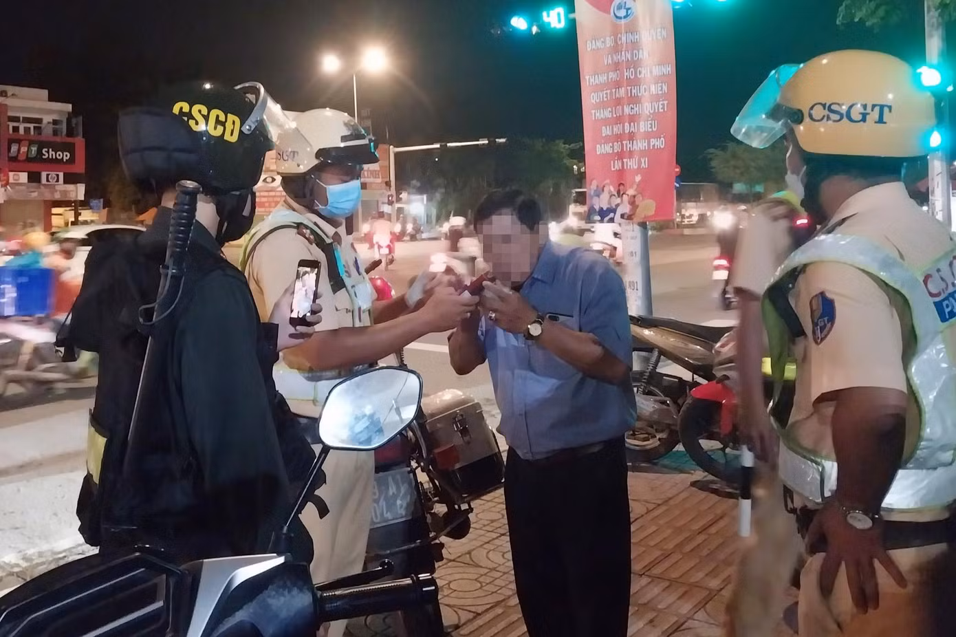 Sau khi rời trụ sở đội CSGT Phú Lâm chưa đầy 2 phút thì bộ đàm chỉ huy của tổ công tác vang lên yêu cầu quay về ngã tư Kinh Dương Vương - Hồ Học Lãm để hỗ trợ xử lý một trường hợp có dấu hiệu vi phạm nồng độ cồn.