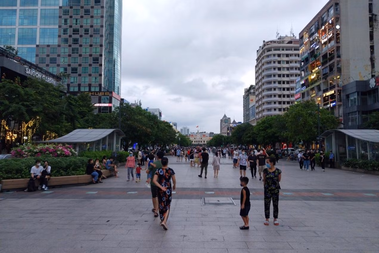 Phố đi bộ Nguyễn Huệ có thể được xem là địa điểm xem pháo hoa vô lý tưởng. Từ đây, người dân thành phố có thể chiêm ngưỡng những màn bắn pháo hoa nghệ thuật tầm cao từ hầm Thủ Thiêm. Cũng tương tự như Công viên Bạch Đằng, tuy mới 17h, nhưng người dân đã lấp đầy không gian của phố đi bộ.