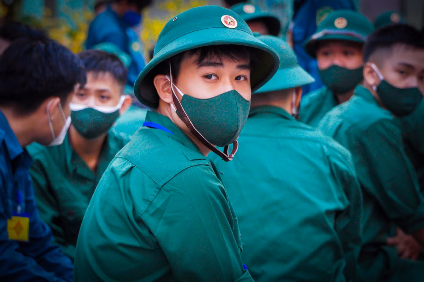 "Đây là lần đầu tiên trong đời em phải xa nhà 2 năm nhưng khi được địa phương và gia đình động viên bản thân em cảm thấy rất an tâm. Em xin hứa sẽ cố gắng trong 2 năm nghĩa vụ quân sự mình sẽ trở thành một công dân tốt cho gia đình thấy hạnh phúc" tân binh Hoàng Phúc (ngụ phường 5, Q8) chia sẻ với phóng viên. "Đây là lần đầu tiên trong đời em phải xa nhà 2 năm nhưng khi được địa phương và gia đình động viên bản thân em cảm thấy rất an tâm. Em xin hứa sẽ cố gắng trong 2 năm nghĩa vụ quân sự mình sẽ trở thành một công dân tốt cho gia đình thấy hạnh phúc" tân binh Hoàng Phúc (ngụ phường 5, Q8) chia sẻ với phóng viên.