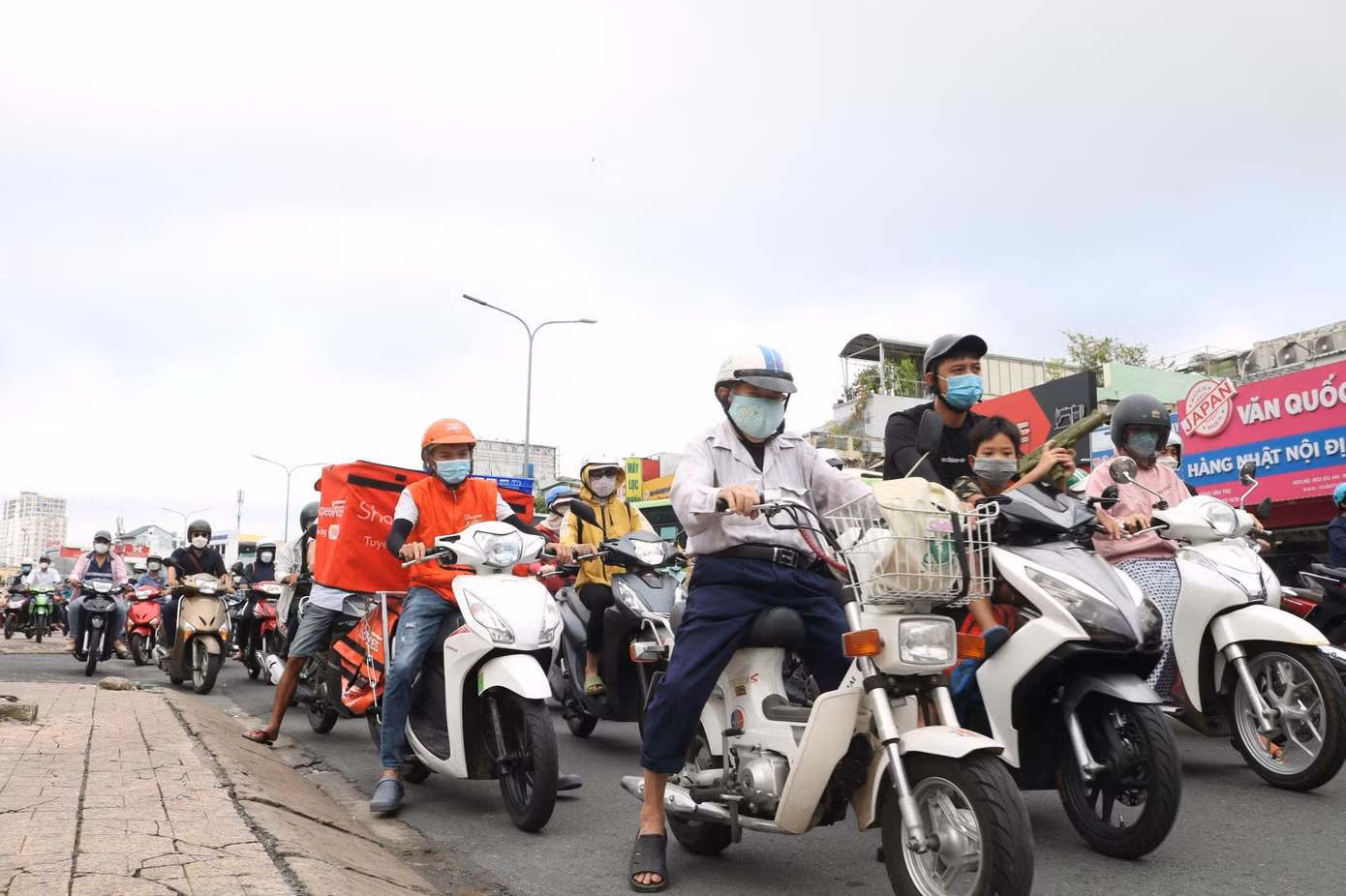 Tương tự như các tuyến đường tại quận 4 thì tình trạng giao thông qua các tuyến đường tại quận Tân Bình cũng không mấy khả quan khi lưu lượng phương tiện ngày một tăng cao.