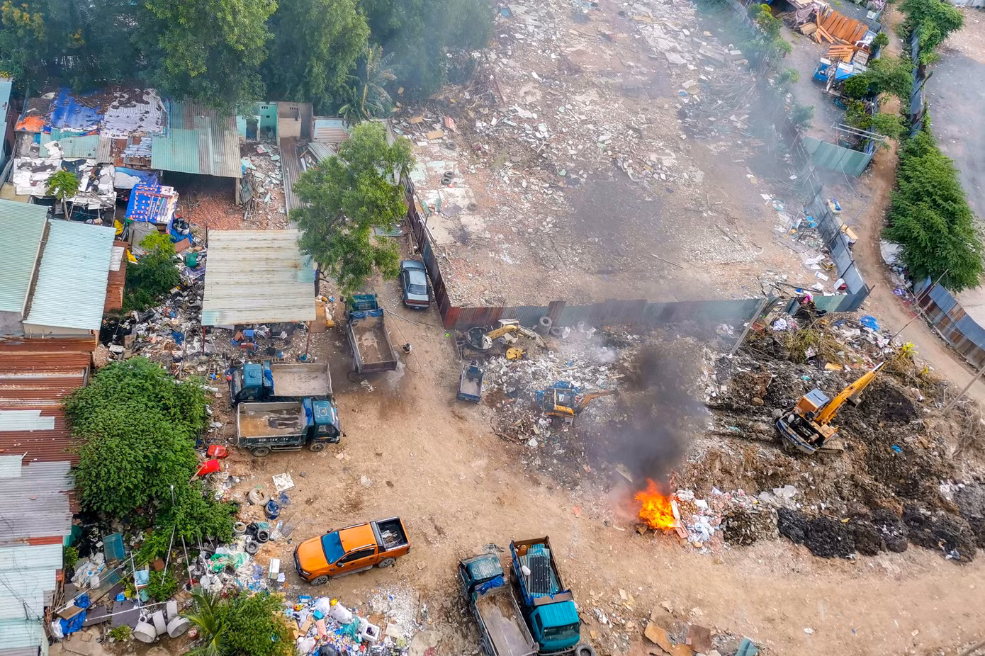 Bãi rác ở phía sau block N chung cư Mia Saigon