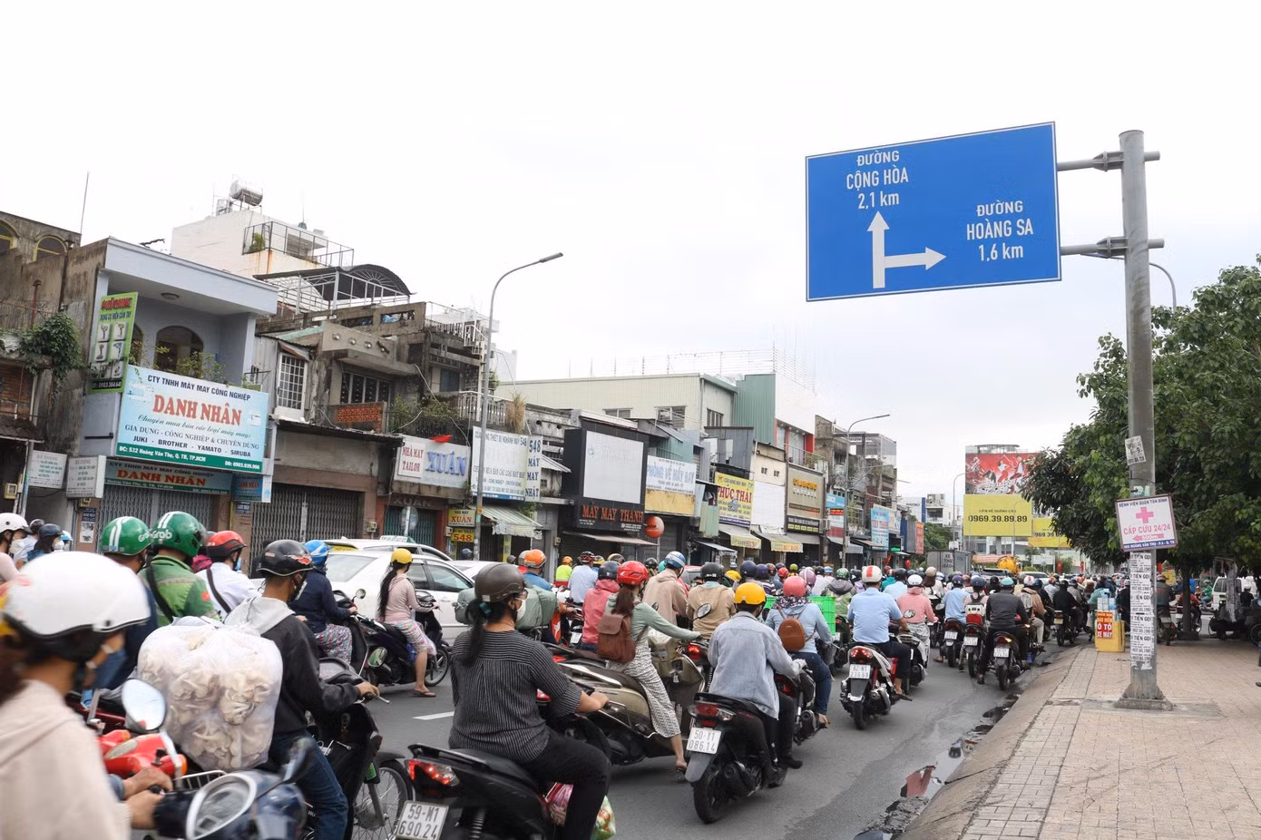 Ghi nhận tại đường Hoàng Văn Thụ vì quá sốt ruột và sợ trễ giờ thi của các sĩ tử nên một số phụ huynh quyết định chọn cách leo lề hoặc "chặt hẻm" với hy vọng đến được điểm thi đúng giờ.