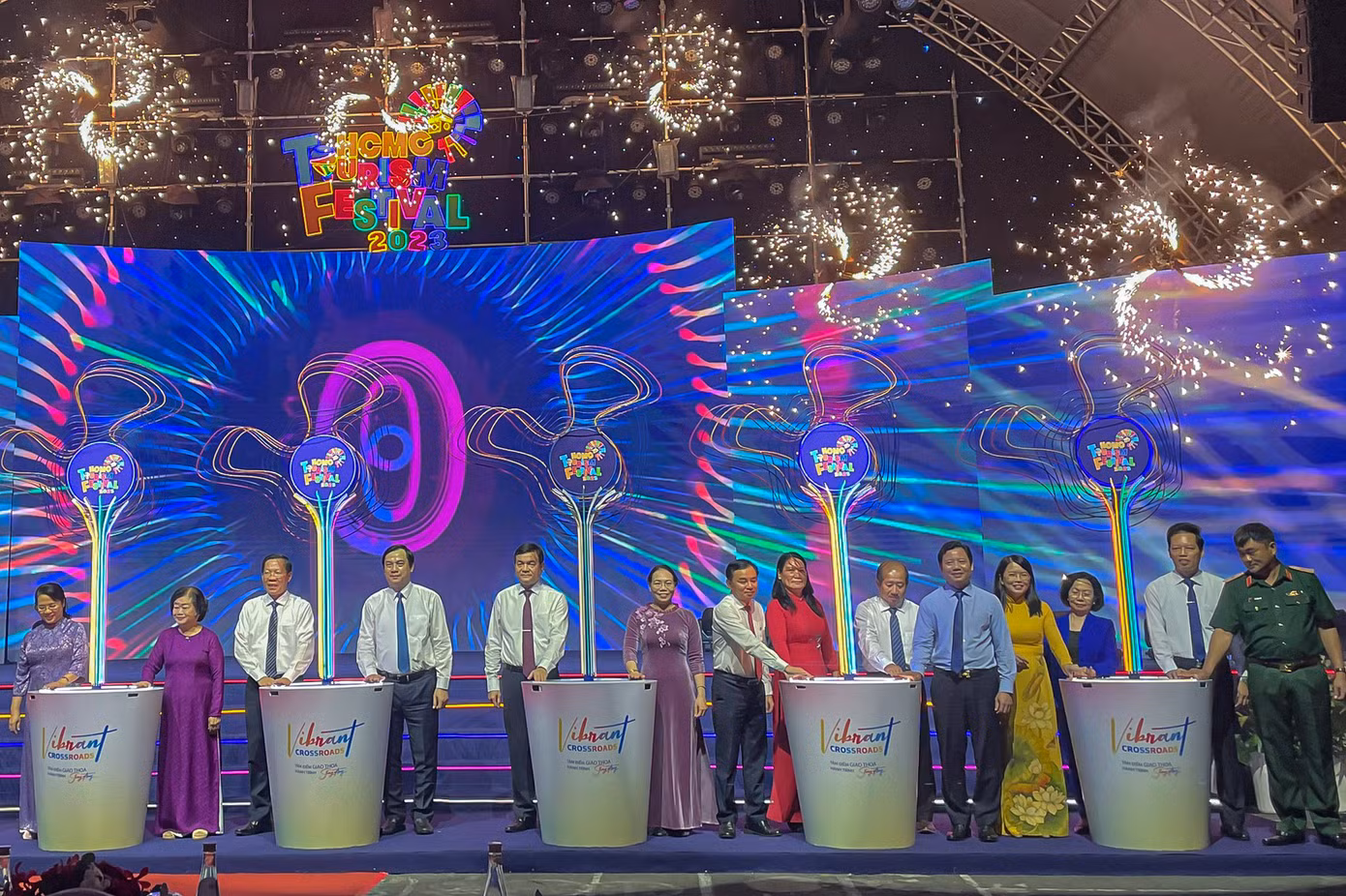 Ngày hội Du lịch TPHCM lần thứ 19 được nhiều lãnh đạo tham dự và thực hiện thủ tục khai mạc.