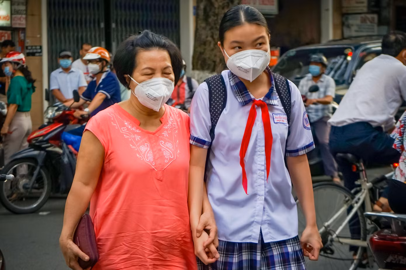 Phụ huynh đội nắng ngóng thí sinh “vượt vũ môn” vào lớp 10 ảnh 1