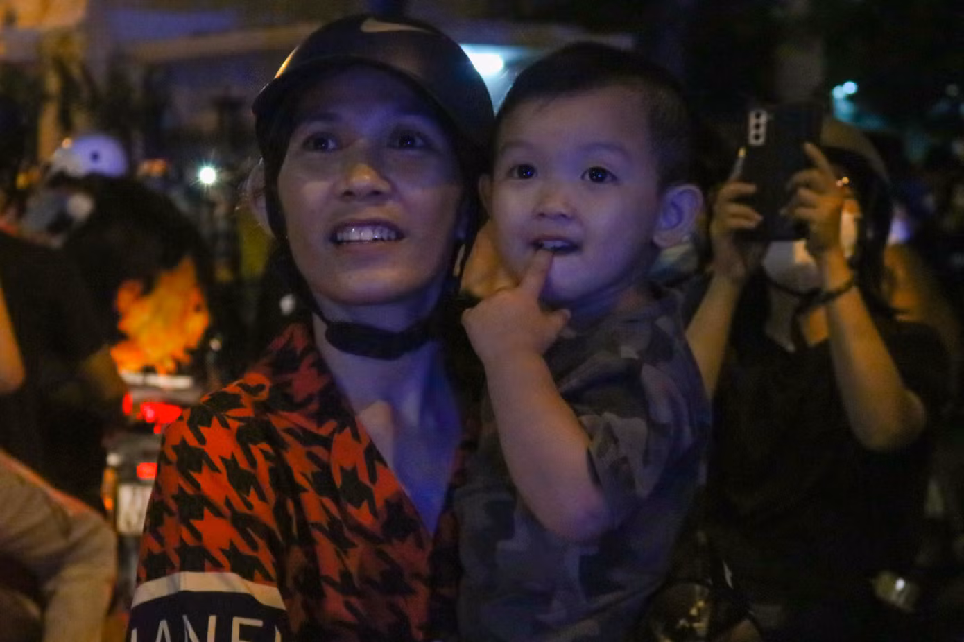 "Màn pháo hoa năm rất đẹp, đồng thời mang nhiều thông điệp ý nghĩa của TPHCM. Đó là niềm vui đất nước độc lập và niềm phấn khởi khi thành phố vượt qua dịch bệnh COVID-19", chị Nguyễn Nhất Tâm (Quận 11) chia sẻ.