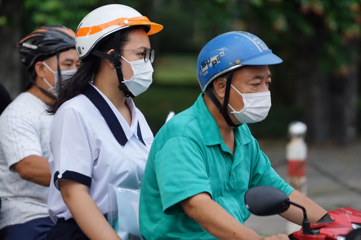 Ghi nhận tại đường Cộng Hòa, phóng viên ghi nhận có rất nhiều phụ huynh chở thí sinh đến các điểm thi đã phải vất vả tìm cách thoát kẹt xe. Kẹt xe trong thời tiết nắng nóng oi bức khiến hành trình đến các điểm dự thi của các sĩ tử càng thêm vất vả hơn.