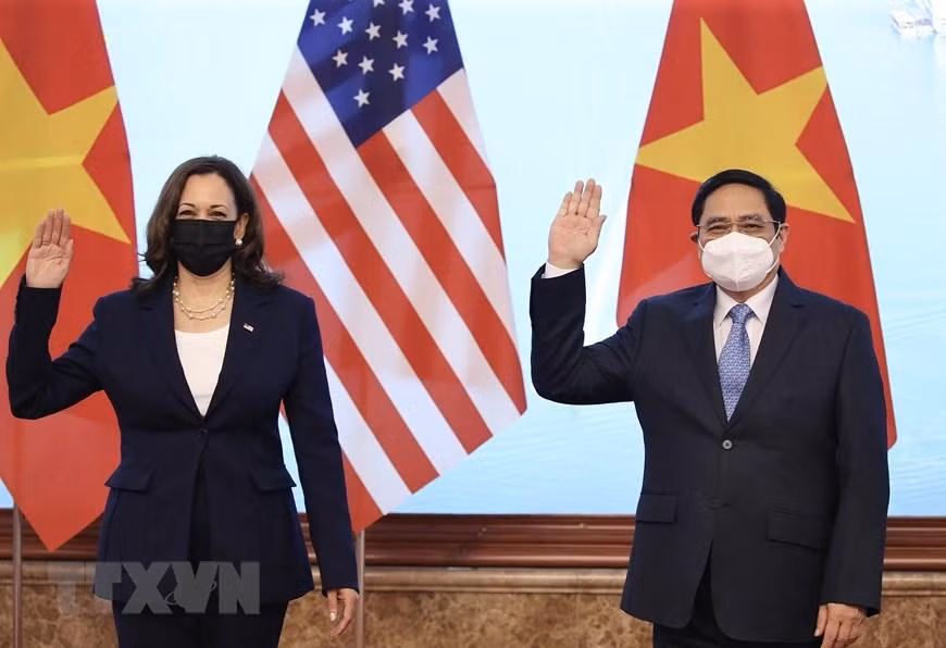 Thủ tướng Phạm Minh Chính đón Phó Tổng thống Hoa Kỳ Kamala Harris. Ảnh: Dương Giang/TTXVN.