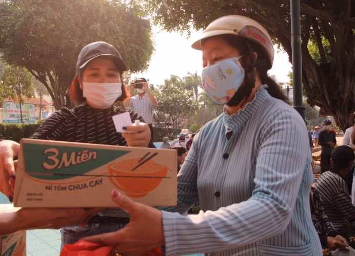Chia sẻ chống dịch COVID-19: Phát cơm miễn phí, hỗ trợ tiền người bán vé số ảnh 7
