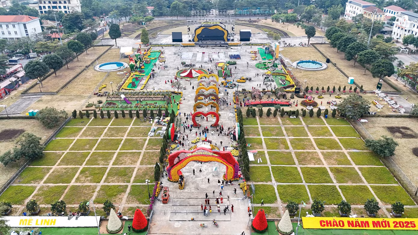 Festival hoa Mê Linh lần thứ 2 được tổ chức với chủ đề "Mê Linh rực rỡ sắc hoa" tại Quảng trường Trung tâm Hành chính huyện Mê Linh (Hà Nội) bắt đầu từ tối 26/12. Tuy nhiên, lễ hội hoa lớn nhất miền Bắc "bùng nổ" trong những ngày cuối cùng với lượng khách khủng đến chiêm ngưỡng, chụp ảnh.