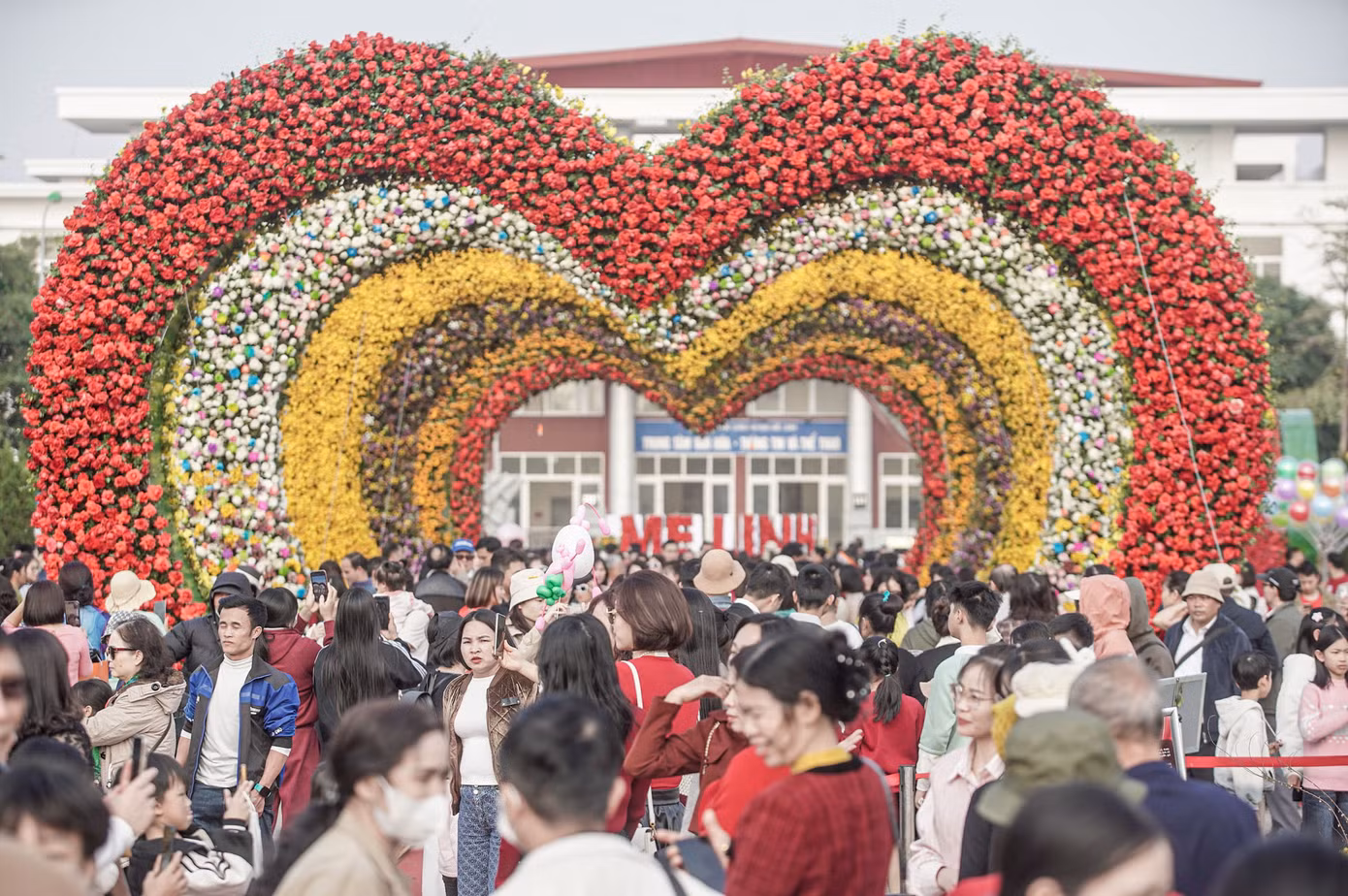 Người dân nườm nượp đổ về lễ hội hoa, mọi ngả đường, các khu vực đều chật kín người.