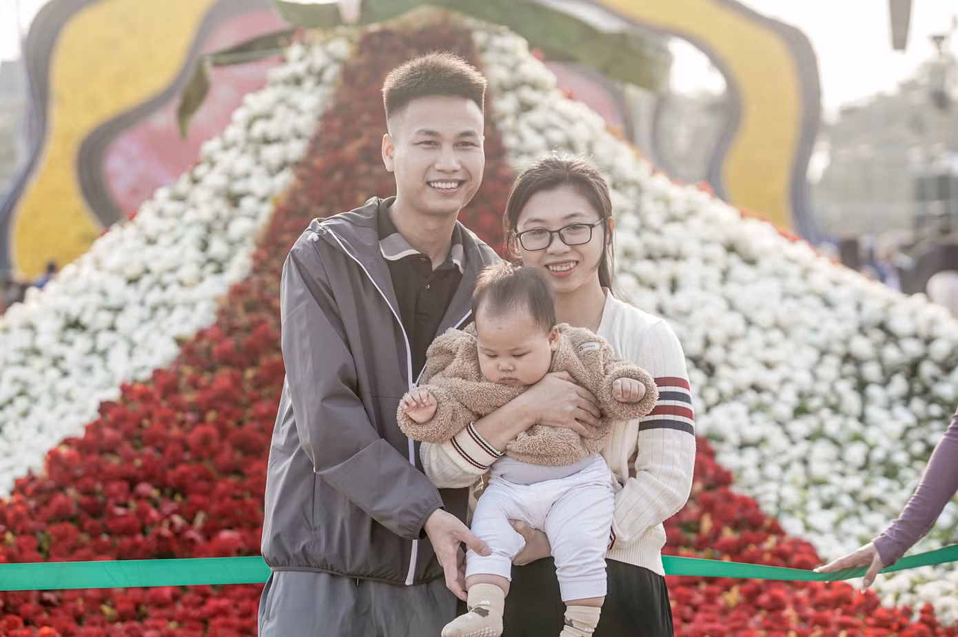 "Tôi biết đến lễ hội thông qua thông tin trên mạng xã hội và tôi quyết định đưa cả gia đình đến đây trong ngày cuối tuần. Tôi cảm thấy lễ hội hoa ở đây thật là hoành tráng, mãn nhãn ấn tượng không kém gì Đà Lạt", chị Quỳnh Lan (huyện Mê Linh, Hà Nội) chia sẻ.