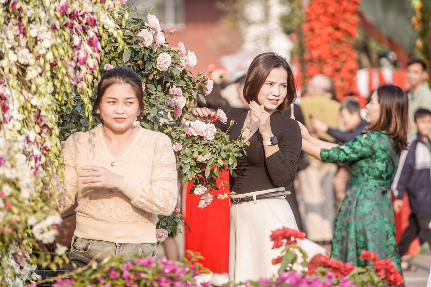 Nhiều khu vực du khách phải chờ 10-15 phút mới có thể vào check-in.