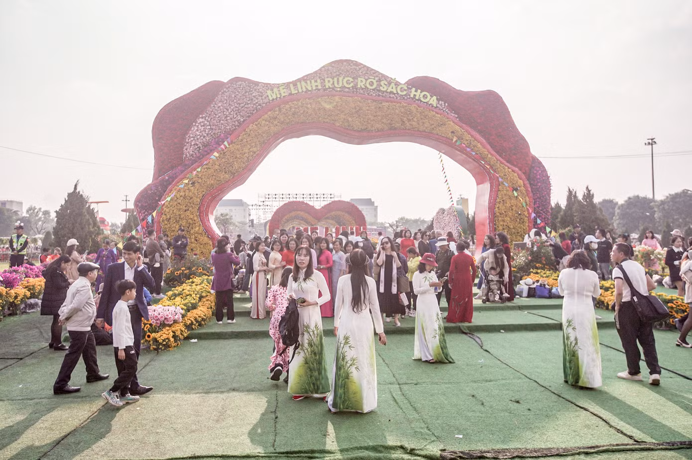 Ngay từ cổng chào của Festival hoa Mê Linh bị vây kín bởi người dân và du khách chụp ảnh.
