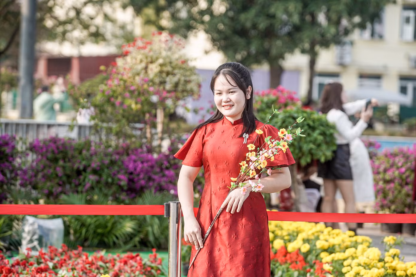 "Festival tổ chức dịp cận Tết nên em tranh thủ rủ bạn ra đây chụp một bộ ảnh Tết rực rỡ với hoa", một du khách chia sẻ.