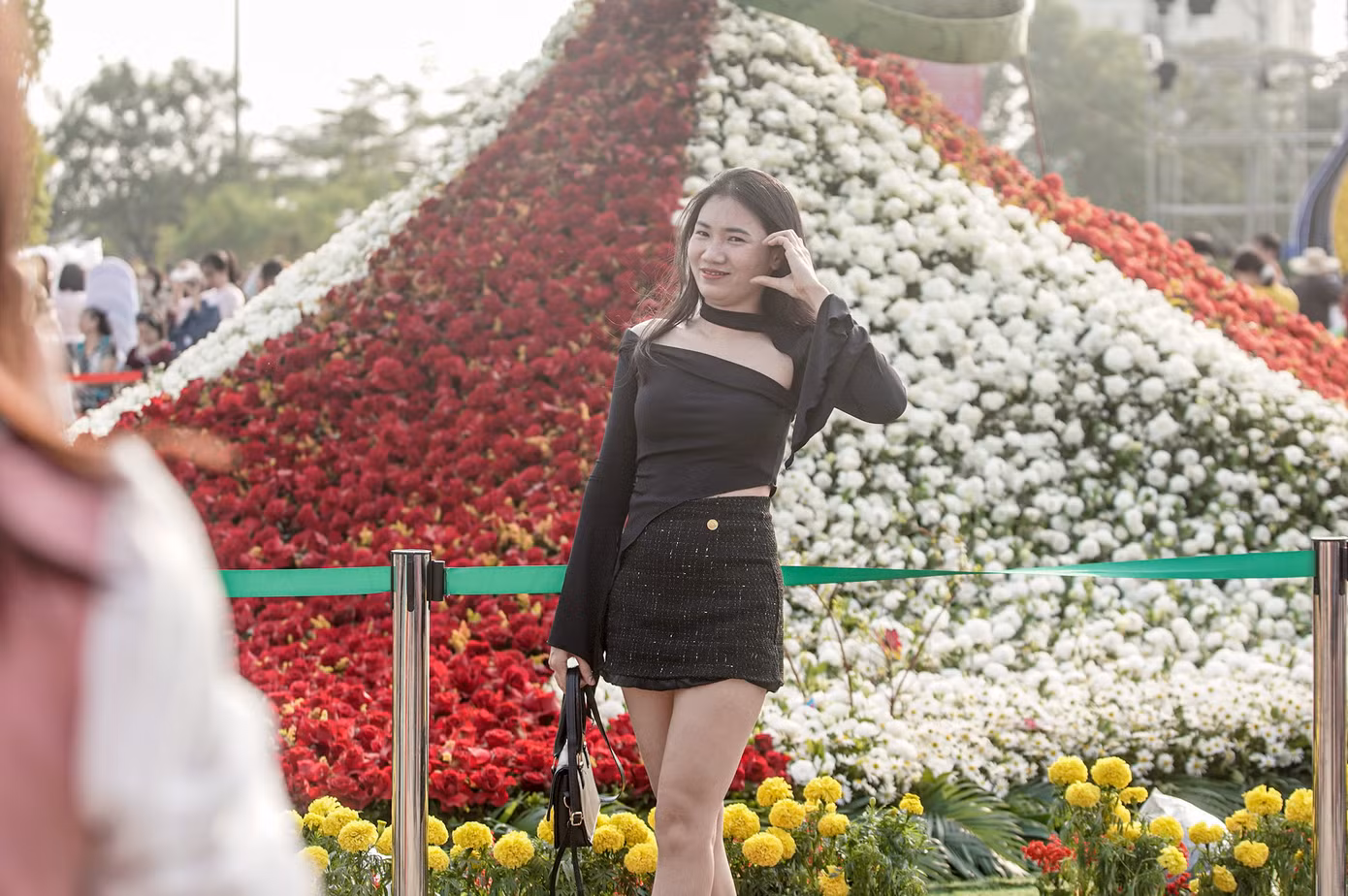 "Nàng thơ" thả dáng bên hoa.