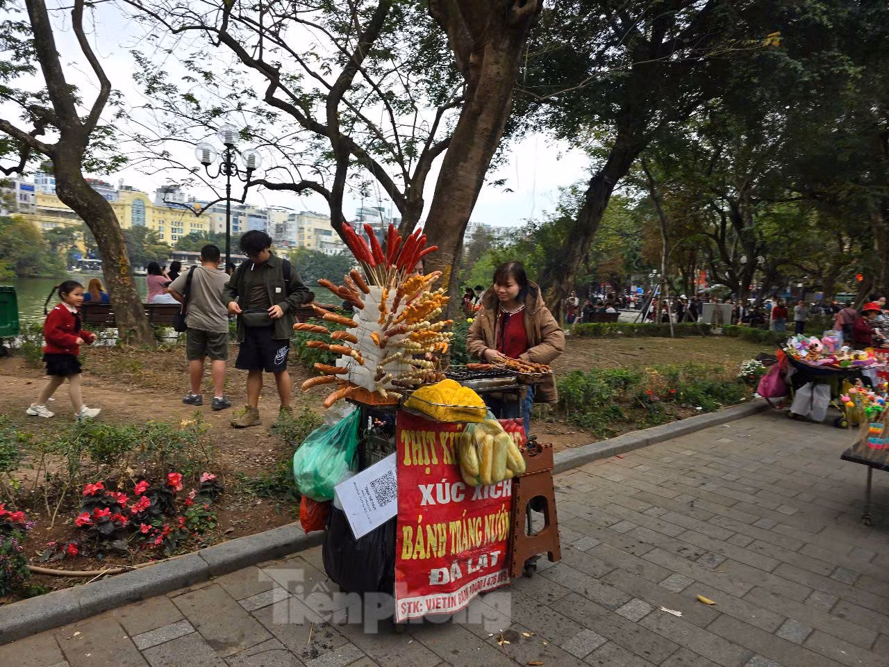 Theo quy định mới, người bán thức ăn đường phố tại Hà Nội có thể bị phạt đến 2 triệu đồng đối với một trong các hành vi sau: Không có bàn, tủ, giá, kệ, thiết bị, dụng cụ đáp ứng theo quy định của pháp luật để bày bán thức ăn; thức ăn không được che đậy ngăn chặn bụi bẩn; có côn trùng, động vật gây hại xâm nhập; không sử dụng găng tay khi tiếp xúc trực tiếp với thực phẩm chín, thức ăn ngay...