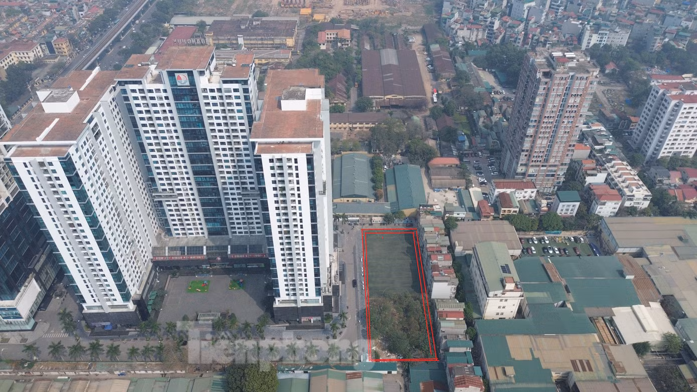 Theo đó, khu đất bị thu hồi có ký hiệu N02, do Công ty cổ phần Thương mại Hưng Việt quản lý (Ô đất bị thu hồi được đánh dấu đỏ). Ô đất này thuộc quỹ đất 20% dự án Trung tâm thương mại - Dịch vụ, nhà ở Golden Land Building, số 275 đường Nguyễn Trãi, quận Thanh Xuân đã được UBND TP Hà Nội phê duyệt dự án đầu tư xây dựng nhà ở cho cán bộ, công chức Sở TN&amp;MT Hà Nội.