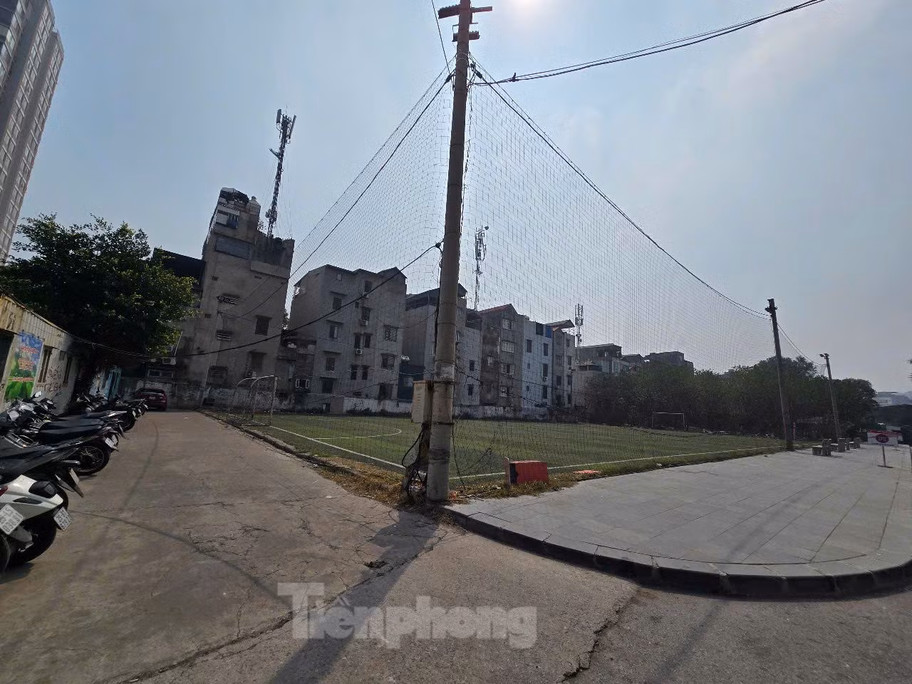 UBND TP Hà Nội giao cho Công ty cổ phần Thương mại Hưng Việt diện tích 3.557 m2 đất (thuộc quỹ đất 20% của thành phố) theo hình thức giao đất có thu tiền sử dụng đất để thực hiện dự án nhà ở bán cho cán bộ, công chức Sở TN&amp;MT Hà Nội. Việc này vi phạm khoản 1 điều 58 luật Đất đai năm 2003 (ảnh: Khu đất 20% hiện là sân bóng và để hoang).