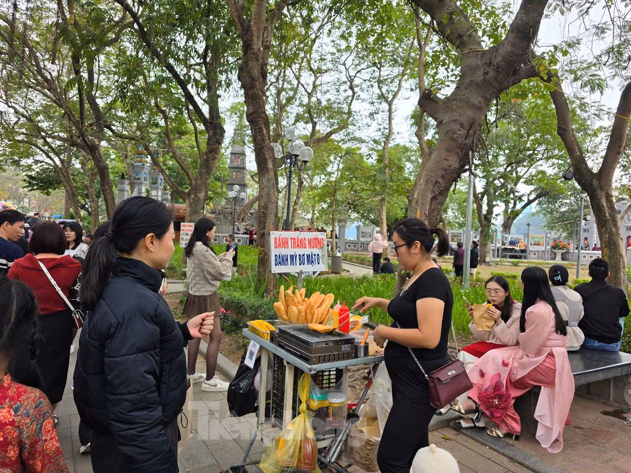 Khu vực phố đi bộ cũng tập trung nhiều gánh hàng rong bán đồ ăn vặt không đảm bảo ATTP.
