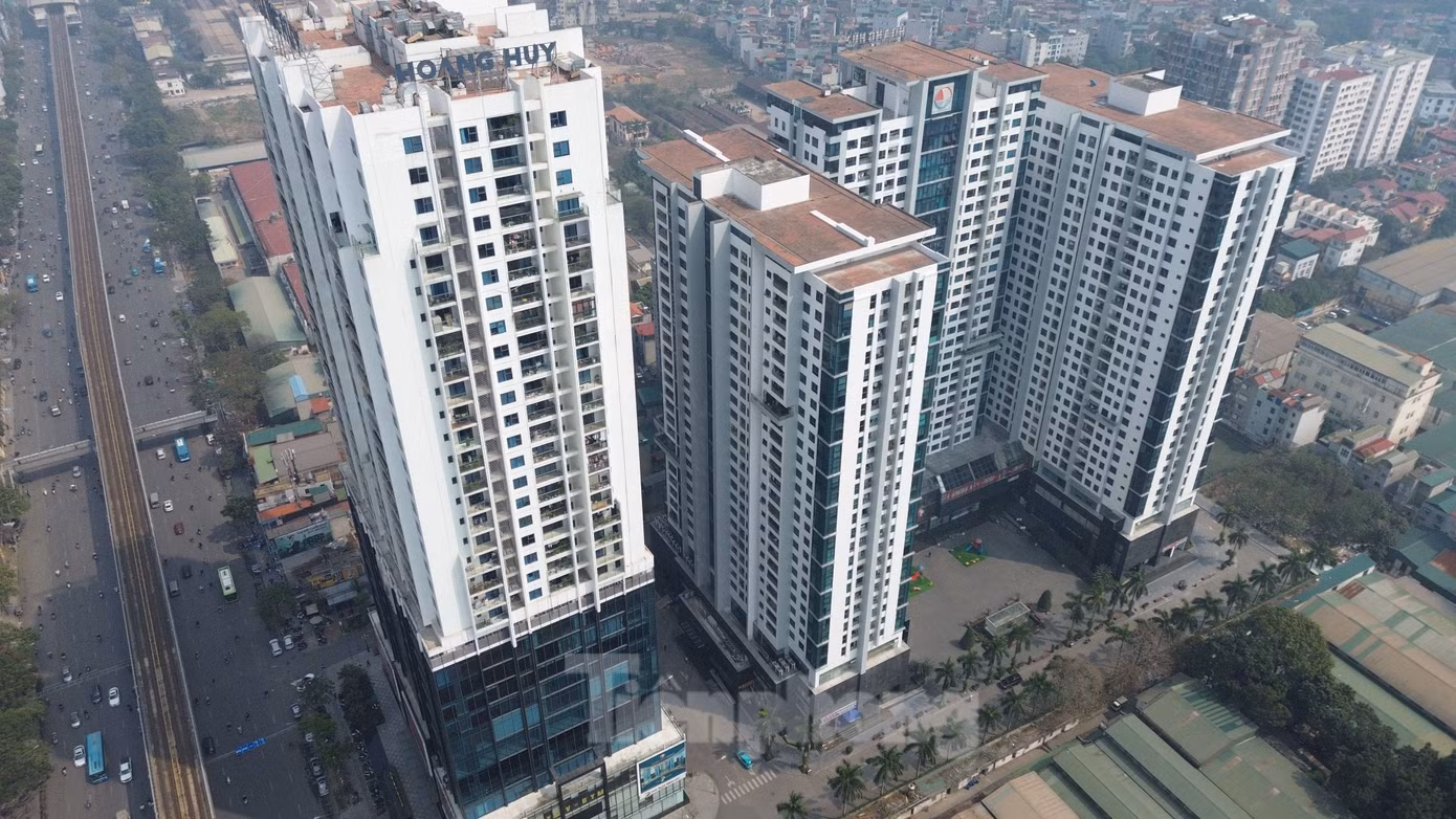 Được biết, dự án tại 275 Nguyễn Trãi có tên thương mại là Golden Land, hiện có 4 tòa chung cư. Trong đó, một tòa nằm ở mặt đường Nguyễn Trãi, 3 tòa còn lại nằm ở phía sau.