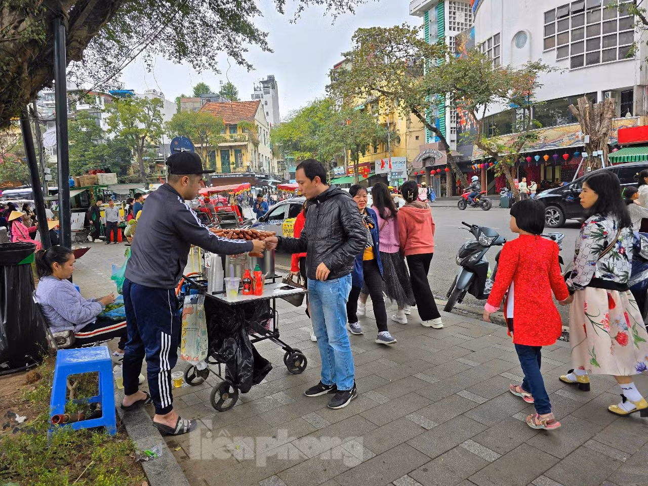 Theo quy định tại Luật Thủ đô 2024 và Nghị quyết số 49/2024 của HĐND thành phố Hà Nội, từ ngày 1/1/2025, hành vi vi phạm về ATTP tại Hà Nội sẽ bị xử phạt cao gấp đôi so với quy định của Chính phủ, với số tiền phạt cao nhất đến 120 triệu đồng.