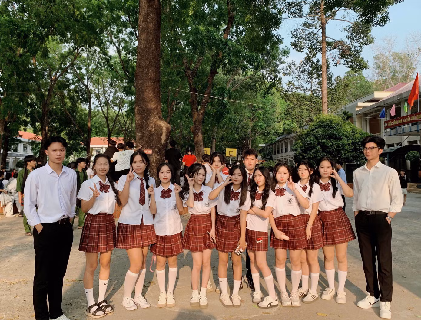 Kiều Tiên (thứ năm từ phải qua) cùng các bạn học sinh lớp 12A5 “lên đồ” sẵn sàng cho bộ kỷ yếu cuối cấp. Ảnh: NVCC