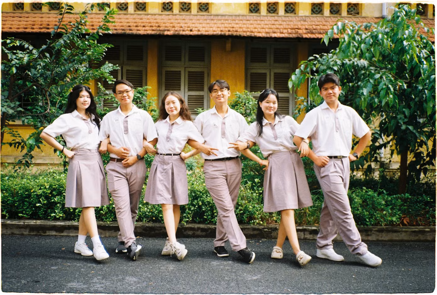 Đức Trí (ở giữa) chụp ảnh cùng các bạn tại trường. Ảnh: NVCC