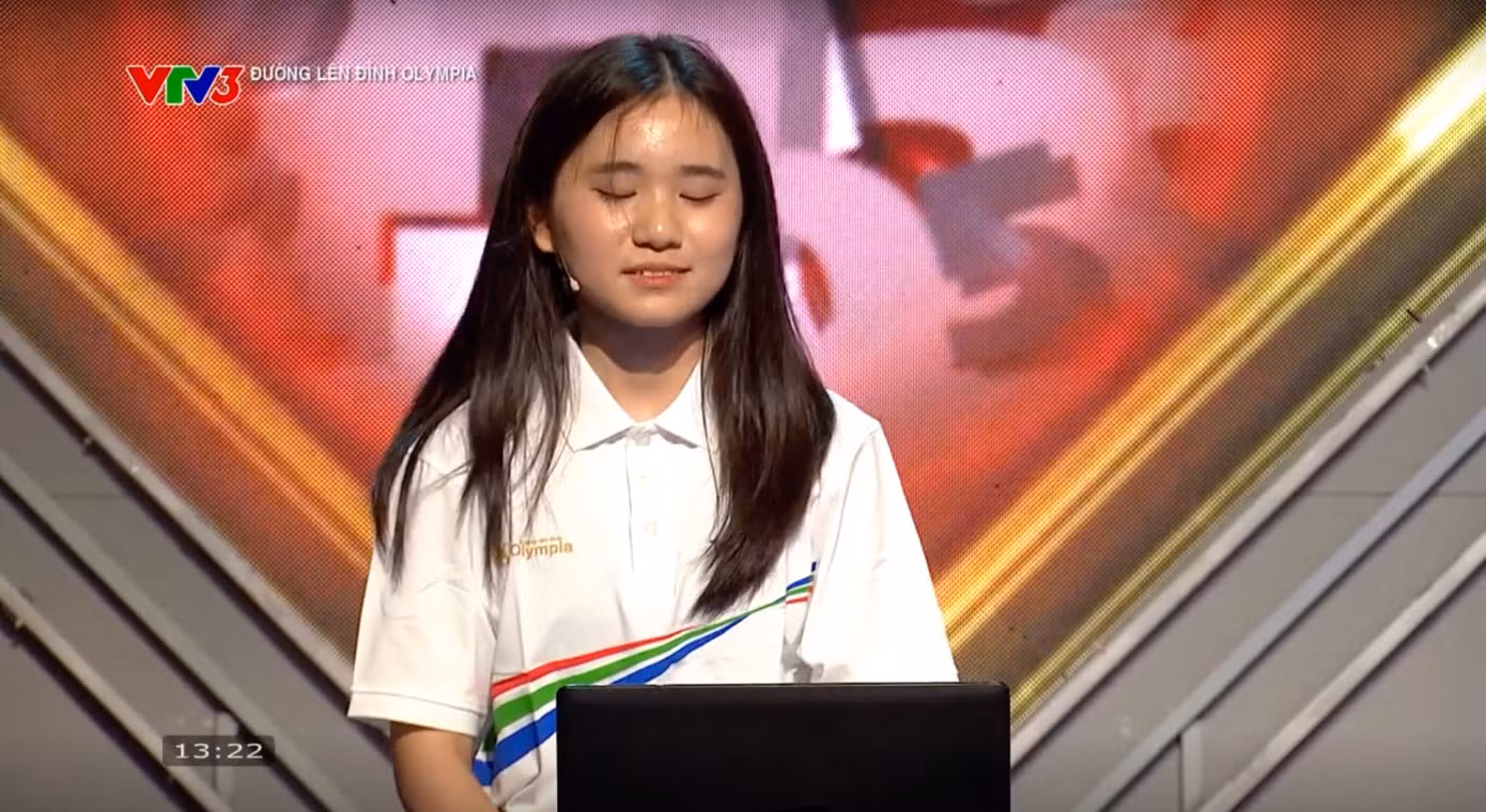 Linh Giang là người bấm chuông sớm nhất trong vòng thi vượt chướng ngại vật.