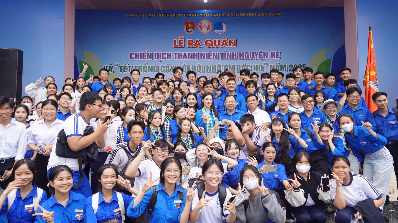 Các em đoàn viên, thanh niên chụp ảnh cùng lãnh đạo tỉnh Đồng Tháp.