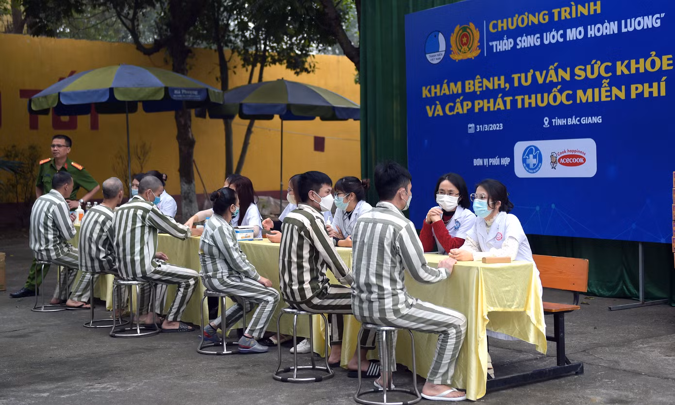 Tại chương trình đã trao tặng nhiều phần quà cho các phạm nhân độ tuổi thanh niên cải tạo tốt trong thời gian qua; khám bệnh và tư vấn sức khỏe cho các phạm nhân. Ảnh: Xuân Tùng