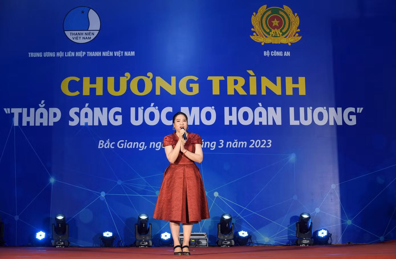 Tại chương trình, NSƯT Xuân Bắc và thành viên CLB Nghệ sĩ trẻ giao lưu, động viên các phạm nhân rèn luyện, cải tạo tốt sớm hòa nhập với cộng đồng. Ca sĩ Hà Myo - Gương mặt trẻ Việt Nam tiêu biểu năm 2022, cùng các ca sĩ trình bày nhiều tiết mục cũng là những thông điệp ý nghĩa hướng đến các phạm nhân. Ảnh: Xuân Tùng
