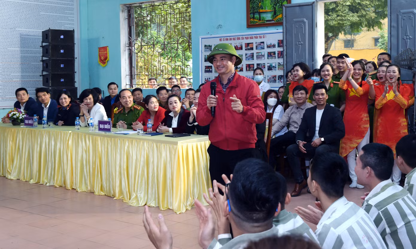 Tại chương trình, NSƯT Xuân Bắc và thành viên CLB Nghệ sĩ trẻ giao lưu, động viên các phạm nhân rèn luyện, cải tạo tốt sớm hòa nhập với cộng đồng. Ca sĩ Hà Myo - Gương mặt trẻ Việt Nam tiêu biểu năm 2022, cùng các ca sĩ trình bày nhiều tiết mục cũng là những thông điệp ý nghĩa hướng đến các phạm nhân. Ảnh: Xuân Tùng
