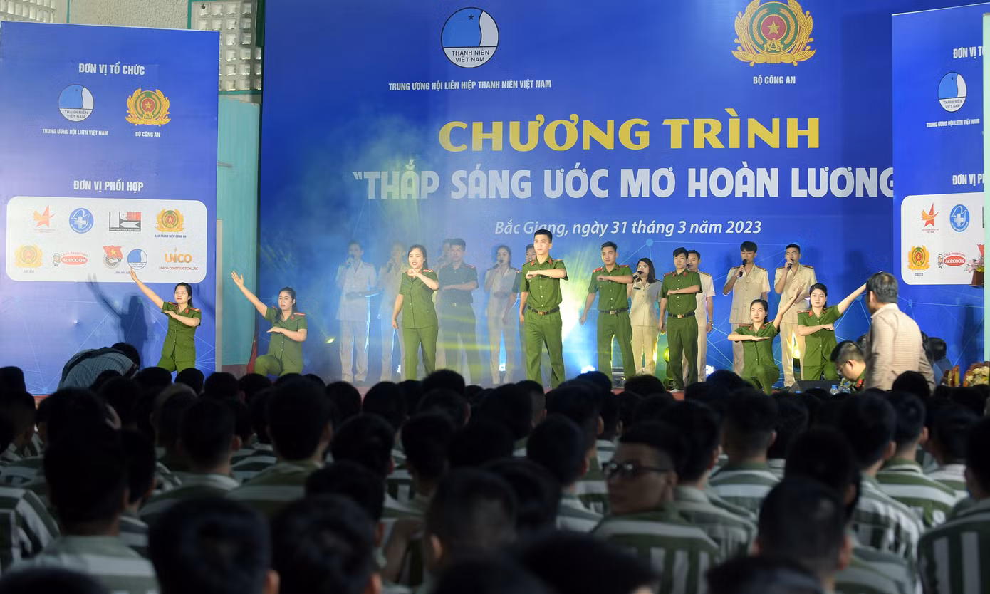 Tiết mục văn nghệ mở màn chương trình của cán bộ, đoàn viên thanh niên Trại giam Ngọc Lý. Ảnh: Xuân Tùng