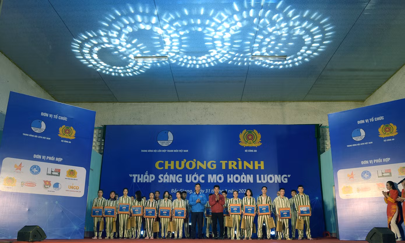 Tại chương trình đã trao tặng nhiều phần quà cho các phạm nhân độ tuổi thanh niên cải tạo tốt trong thời gian qua; khám bệnh và tư vấn sức khỏe cho các phạm nhân. Ảnh: Xuân Tùng
