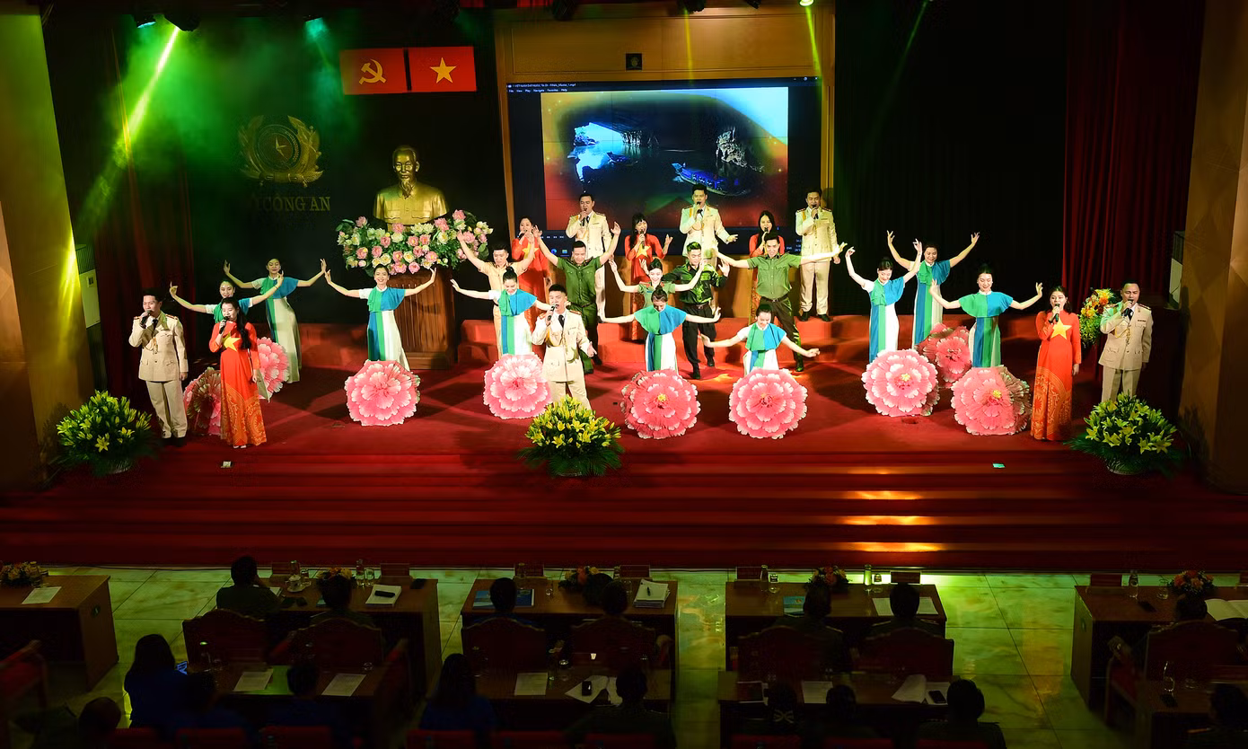 Tiết mục văn nghệ chào mừng chương trình. Ảnh: Xuân Tùng