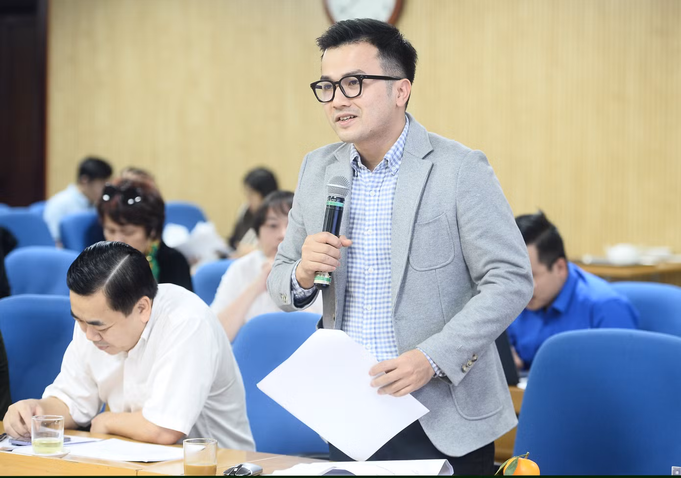 Các thành viên Hội đồng trao đổi ý kiến tại phiên họp. Ảnh: Duy Phạm
