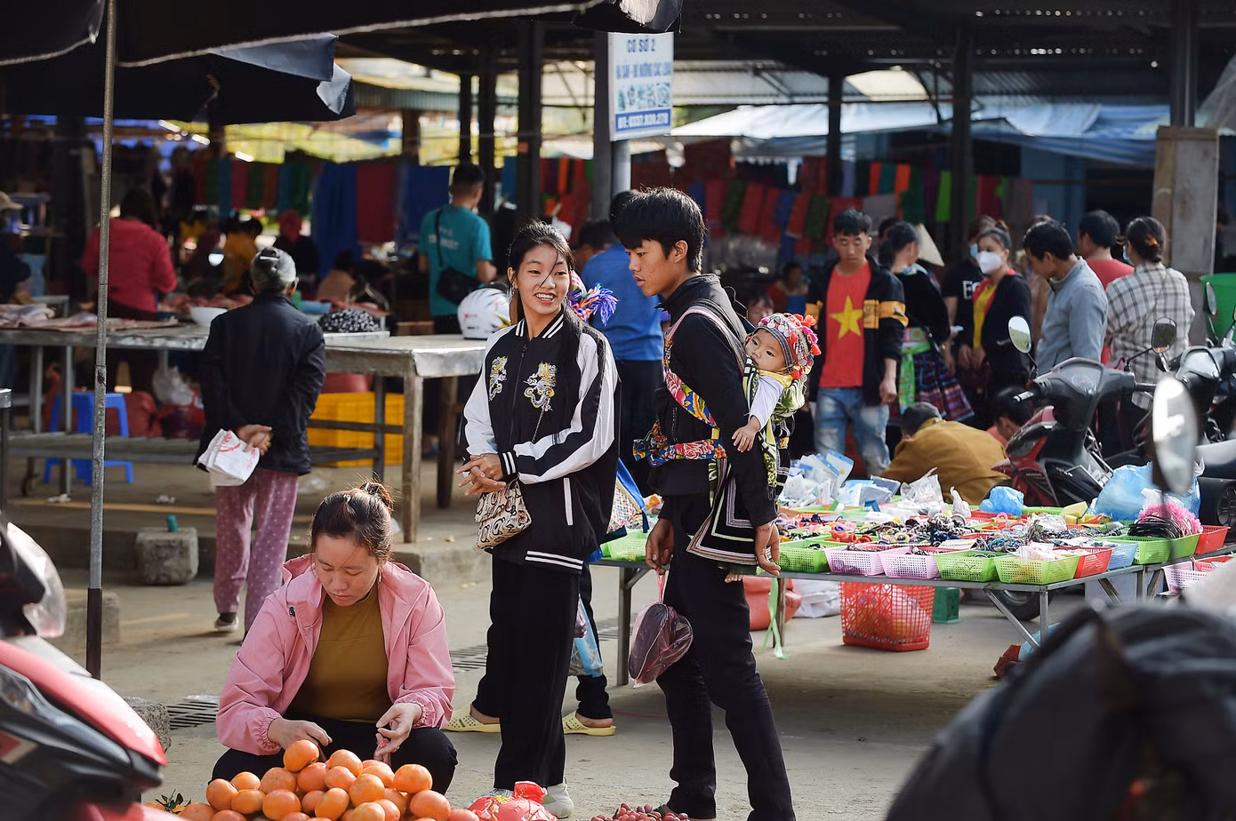 Chợ San Thàng như nhiều phiên chợ vùng cao khác không chỉ có cảnh bán mua, trao đổi hàng hóa, còn có những cảnh yên bình của các bé con theo chân người nhà đến chợ.