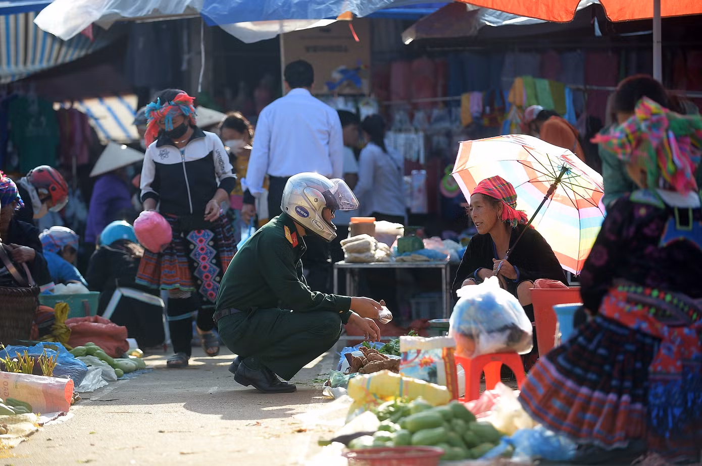 Phiên chợ nhộn nhịp trao đổi giữa người bán và người mua. Những người bán đon đả mời khách, giới thiệu hàng hóa, cũng như thân thiện với những người chưa tìm được món đồ ưng ý.